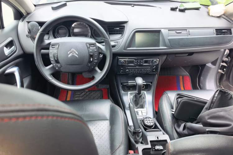 Used Citroen C5 2014 1.6T Automatic Prestige Model Center Console