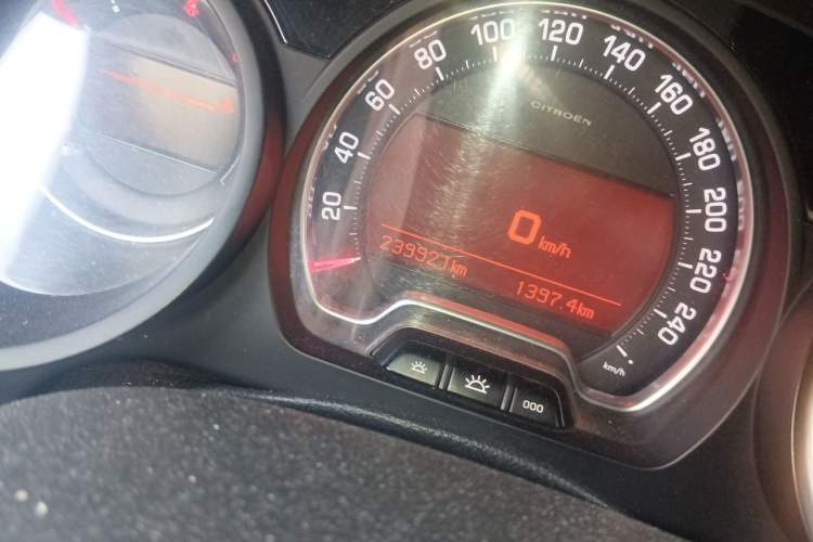 Used Citroen C5 2014 1.6T Automatic Luxury Model Odometer Close Up