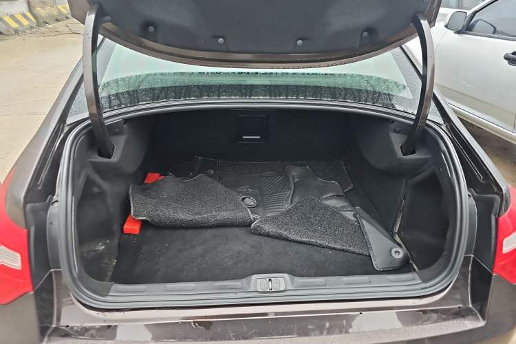 Used Citroen C5 2014 2.0L Automatic Luxury Edition Trunk