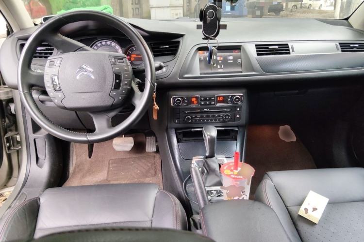 Used Citroen C5 2014 1.6T Automatic Luxury Model Center Console