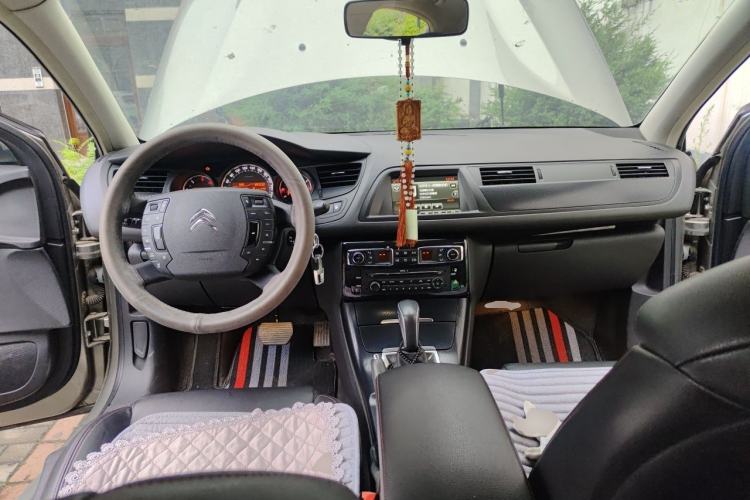Used Citroen C5 2014 1.6T Automatic Prestige Model Center Console