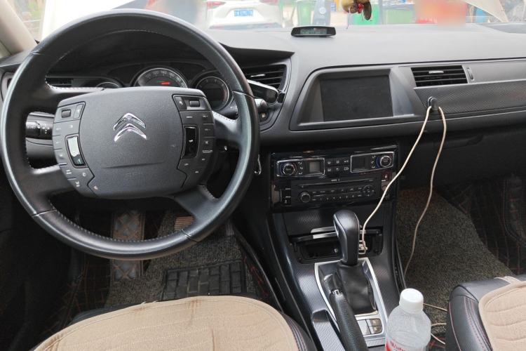 Used Citroen C5 2014 1.6T Automatic Prestige Model Center Console