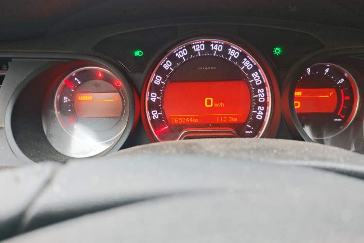 Used Citroen C5 2014 1.6T Automatic Luxury Model Odometer Close Up