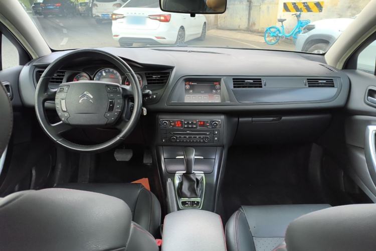 Used Citroen C5 2014 1.6T Automatic Luxury Model Center Console