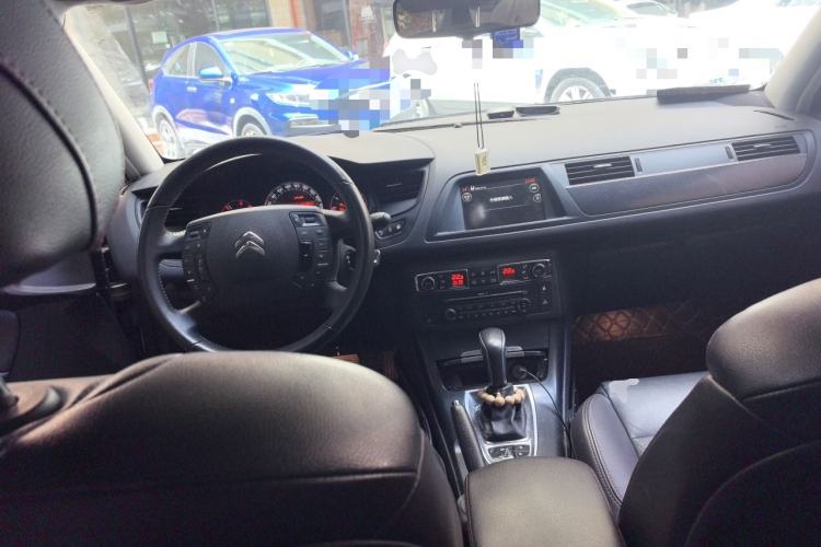 Used Citroen C5 2014 1.6T Automatic Luxury Model Center Console
