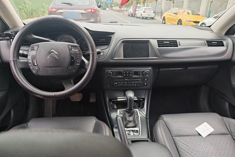 Used Citroen C5 2014 1.6T Automatic Luxury Model Center Console