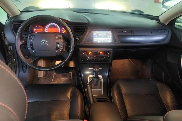 Used Citroen C5 2014 1.6T Automatic Luxury Model Center Console