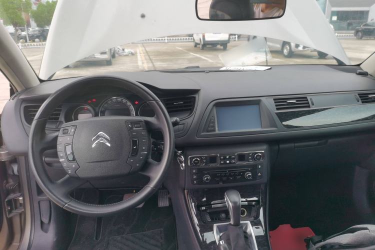 Used Citroen C5 2014 2.0L Automatic Luxury Edition Center Console