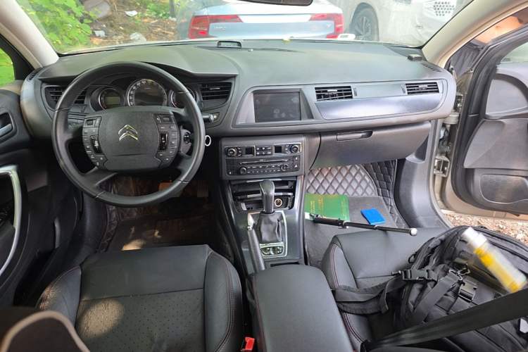 Used Citroen C5 2014 1.6T Automatic Luxury Model Center Console