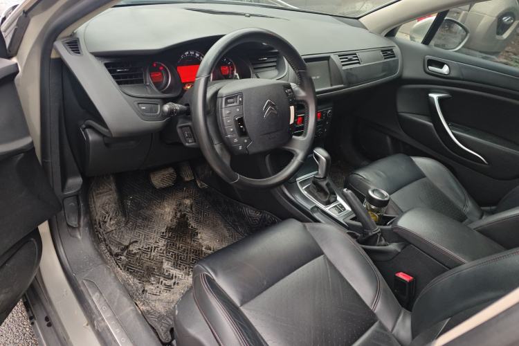 Used Citroen C5 2014 1.6T Automatic Luxury Model Center Console