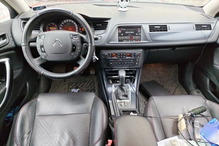 Used Citroen C5 2014 1.6T Automatic Luxury Model Center Console