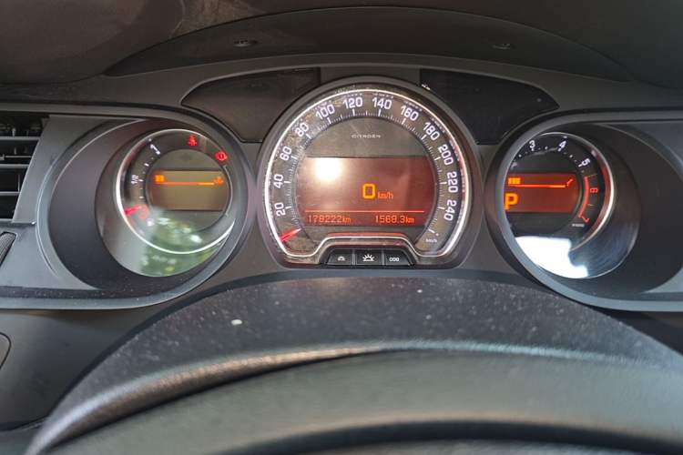 Used Citroen C5 2014 1.6T Automatic Luxury Model Odometer Close Up