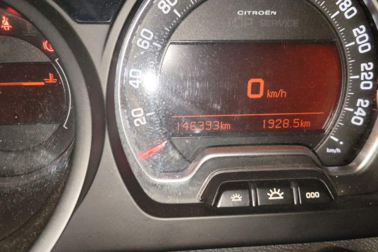 Used Citroen C5 2014 1.6T Automatic Luxury Model Odometer Close Up