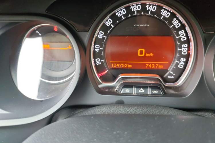Used Citroen C5 2014 1.6T Automatic Luxury Model Odometer Close Up