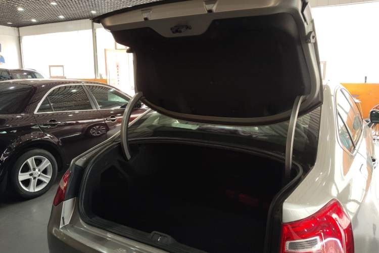 Used Citroen C5 2014 2.0L Automatic Luxury Edition Trunk