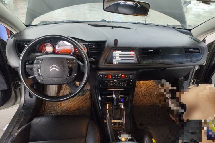 Used Citroen C5 2014 1.6T Automatic Luxury Model Center Console