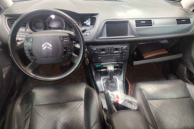 Used Citroen C5 2014 1.6T Automatic Luxury Model Center Console