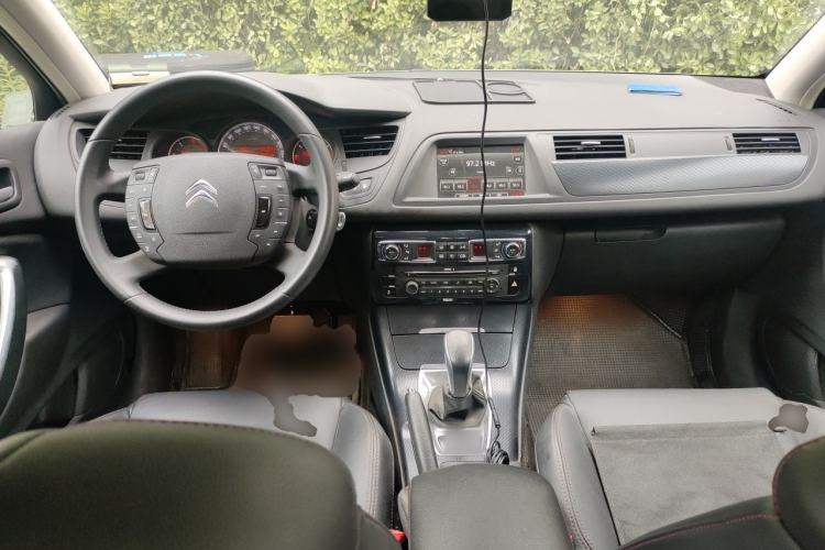 Used Citroen C5 2014 1.6T Automatic Prestige Model Center Console