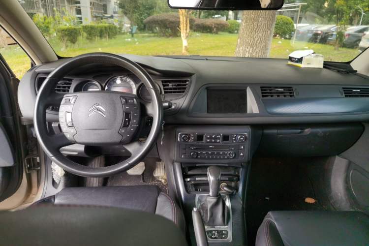 Used Citroen C5 2014 1.6T Automatic Luxury Model Center Console