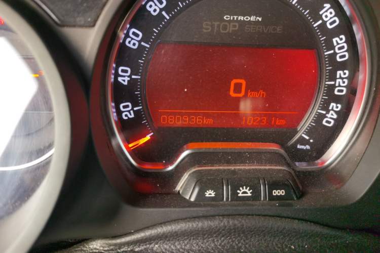Used Citroen C5 2014 1.6T Automatic Luxury Model Odometer Close Up