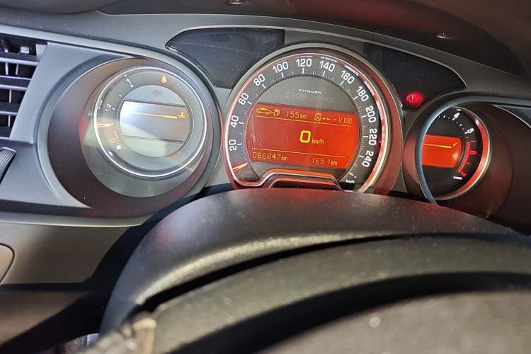 Used Citroen C5 2014 2.0L Automatic Luxury Edition Odometer Close Up