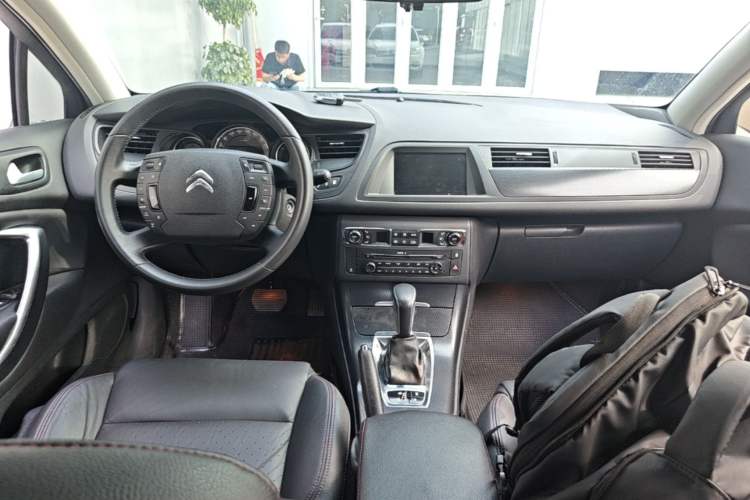 Used Citroen C5 2014 1.6T Automatic Luxury Model Center Console