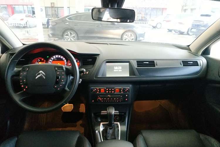 Used Citroen C5 2014 1.6T Automatic Luxury Model Center Console