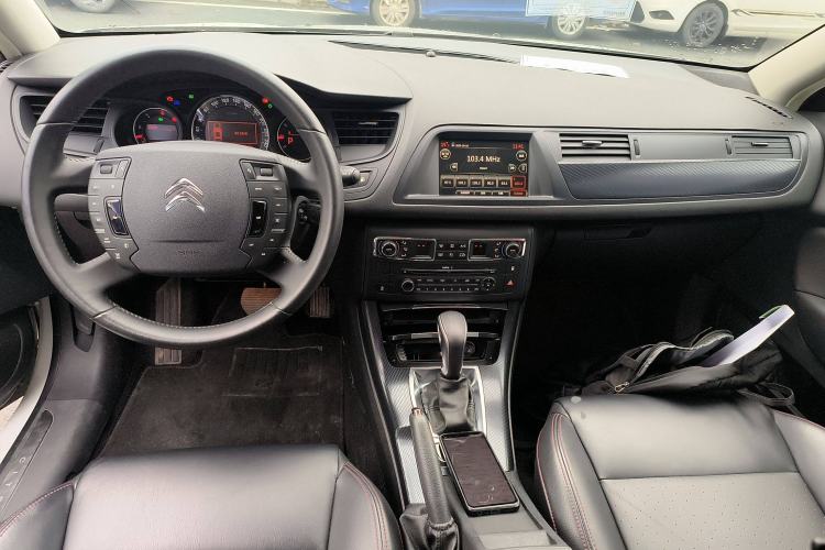 Used Citroen C5 2014 1.6T Automatic Luxury Model Center Console