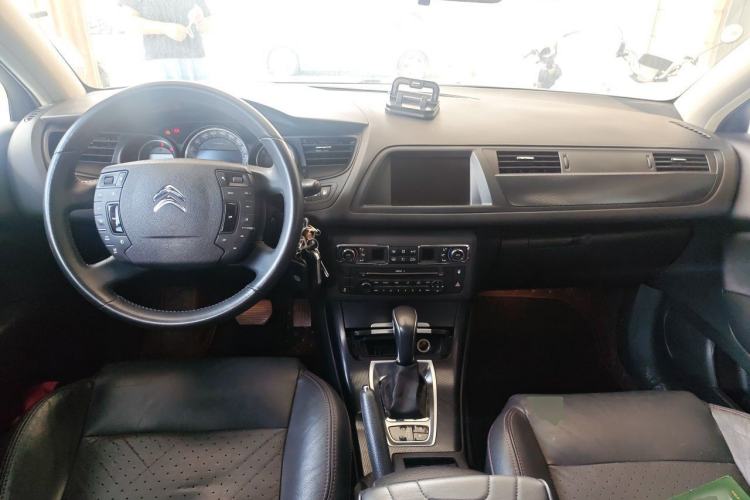 Used Citroen C5 2014 1.6T Automatic Luxury Model Center Console