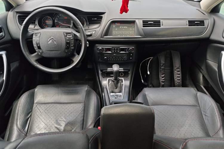 Used Citroen C5 2014 1.6T Automatic Luxury Model Center Console
