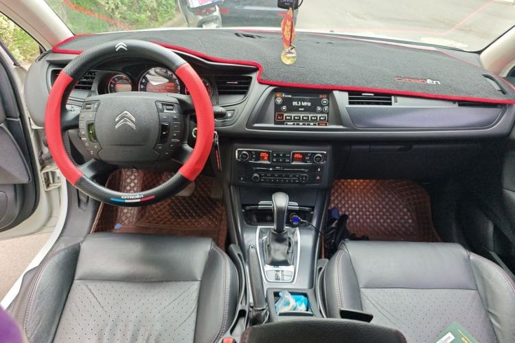Used Citroen C5 2014 1.6T Automatic Luxury Model Center Console