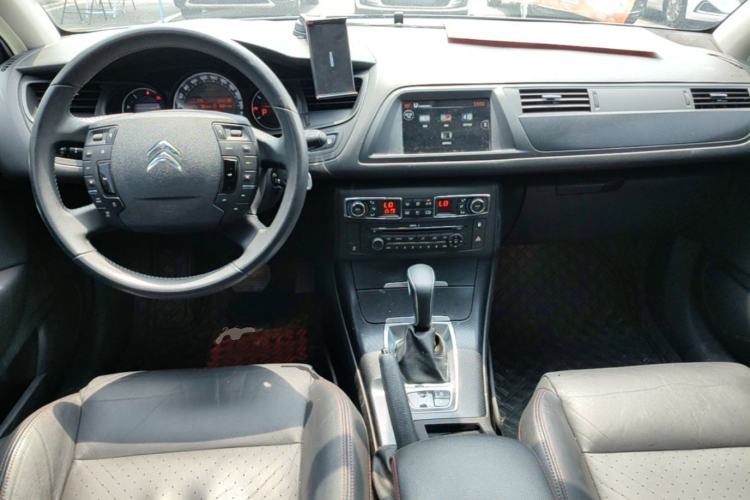 Used Citroen C5 2014 1.6T Automatic Luxury Model Center Console
