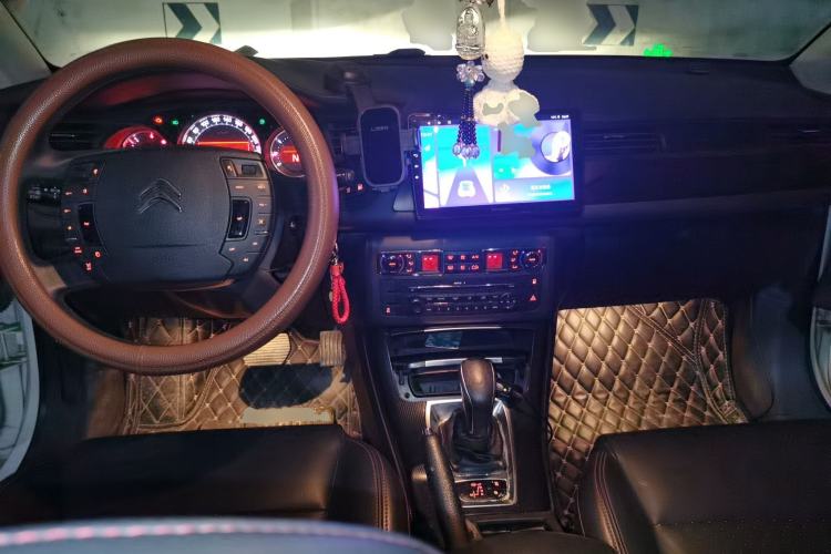 Used Citroen C5 2014 1.6T Automatic Luxury Model Center Console