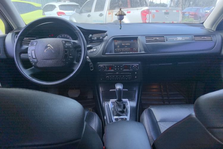 Used Citroen C5 2014 1.6T Automatic Luxury Model Center Console