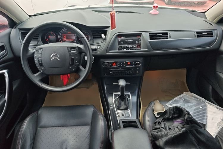 Used Citroen C5 2014 1.6T Automatic Luxury Model Center Console