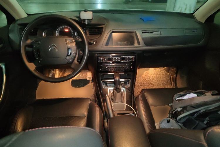 Used Citroen C5 2014 1.6T Automatic Prestige Model Center Console