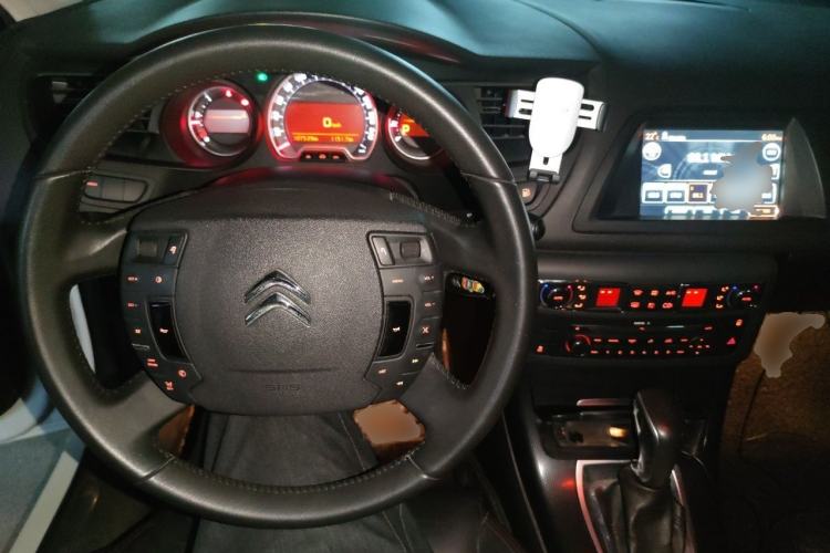Used Citroen C5 2014 1.6T Automatic Luxury Model Center Console