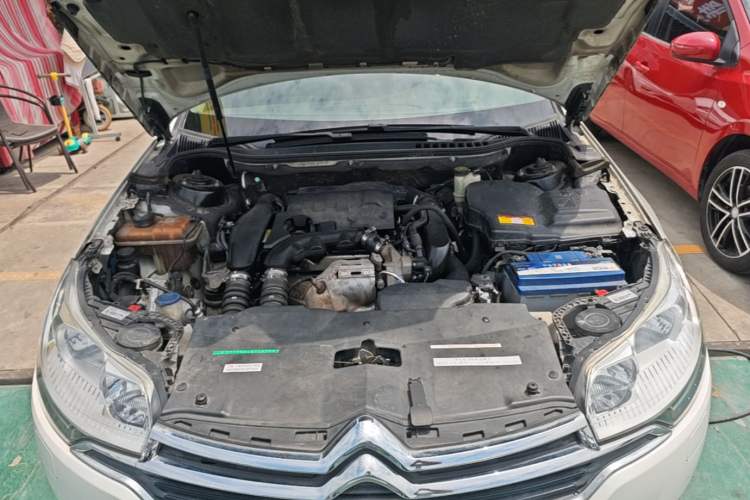 Used Citroen C5 2014 1.6T Automatic Luxury Model Engine Bay