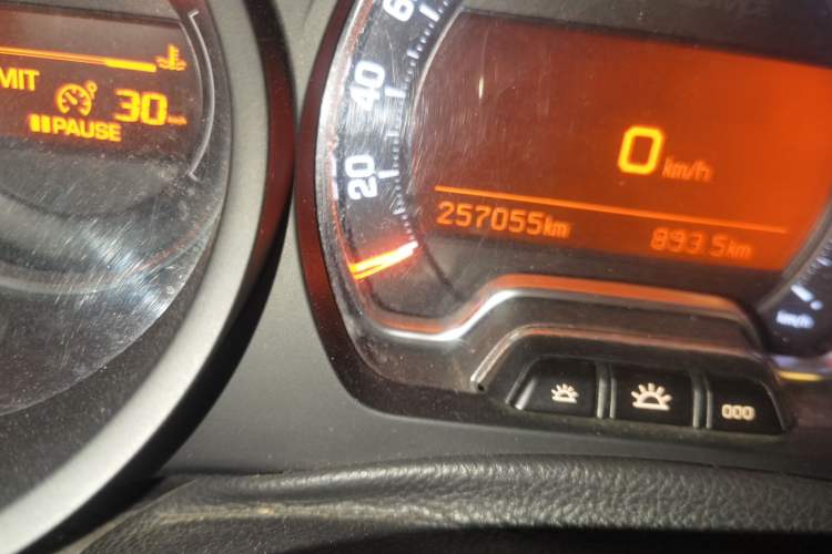 Used Citroen C5 2014 1.6T Automatic Luxury Model Odometer Close Up