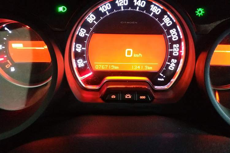 Used Citroen C5 2014 1.6T Automatic Luxury Model Odometer Close Up