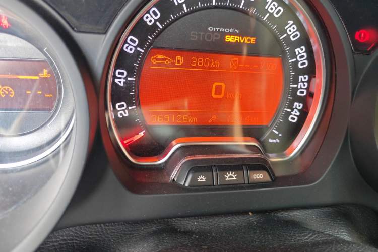 Used Citroen C5 2014 2.0L Automatic Luxury Edition Odometer Close Up