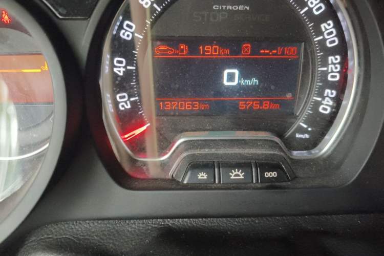Used Citroen C5 2014 2.3L Automatic Luxury Version Odometer Close Up
