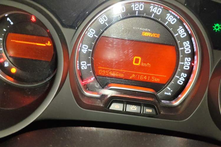 Used Citroen C5 2014 1.6T Automatic Luxury Model Odometer Close Up
