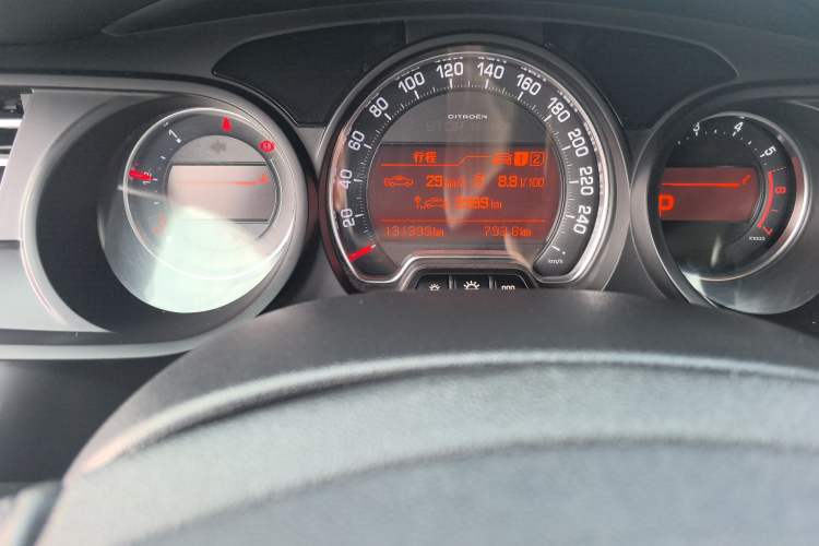 Used Citroen C5 2014 1.6T Automatic Luxury Model Odometer Close Up