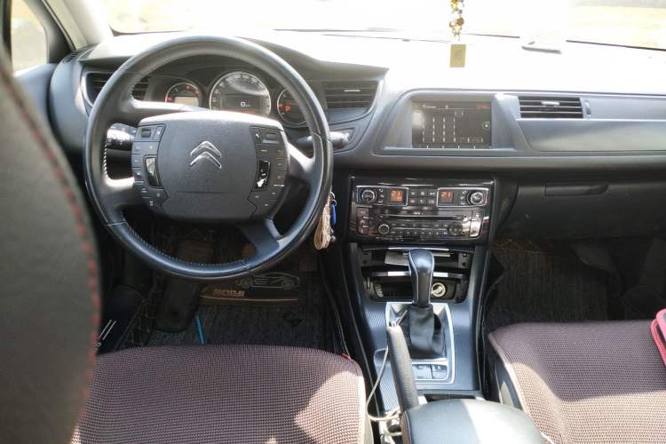 Used Citroen C5 2016 1.8T Automatic Luxury Model Center Console