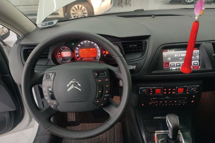 Used Citroen C5 2016 1.6T Automatic Luxury Model Center Console