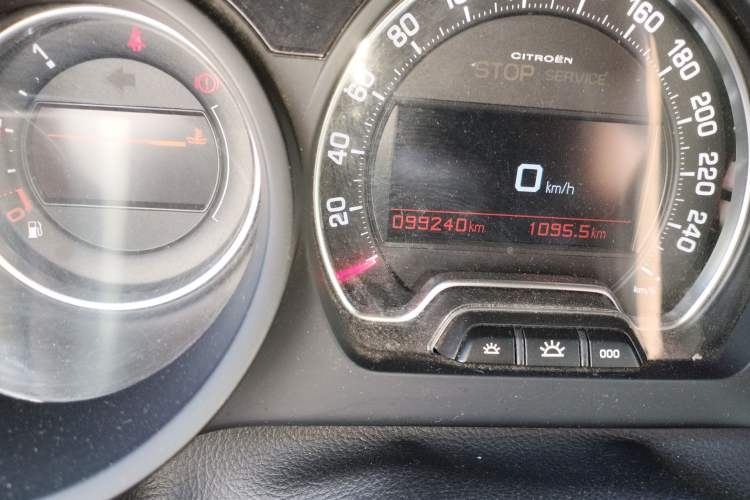 Used Citroen C5 2016 1.8T Automatic Luxury Model Odometer Close Up