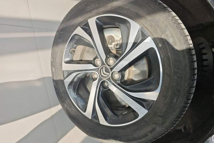 Used Citroen C5 2017 350THP Automatic Luxury Model Left Front Wheel Hub