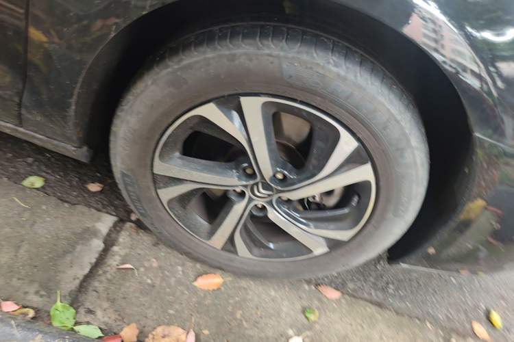 Used Citroen C5 2017 350THP Automatic Luxury Model Right Front Wheel Hub