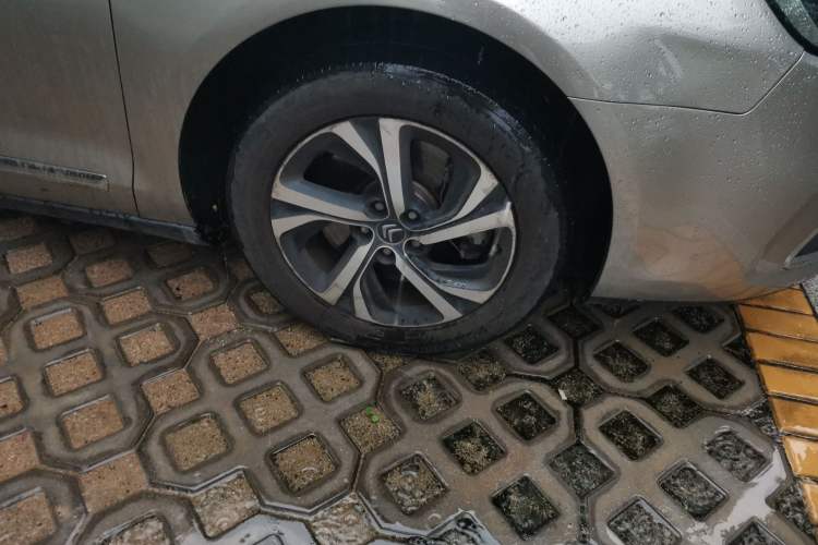 Used Citroen C5 2017 350THP Automatic Luxury Model Right Front Wheel Hub
